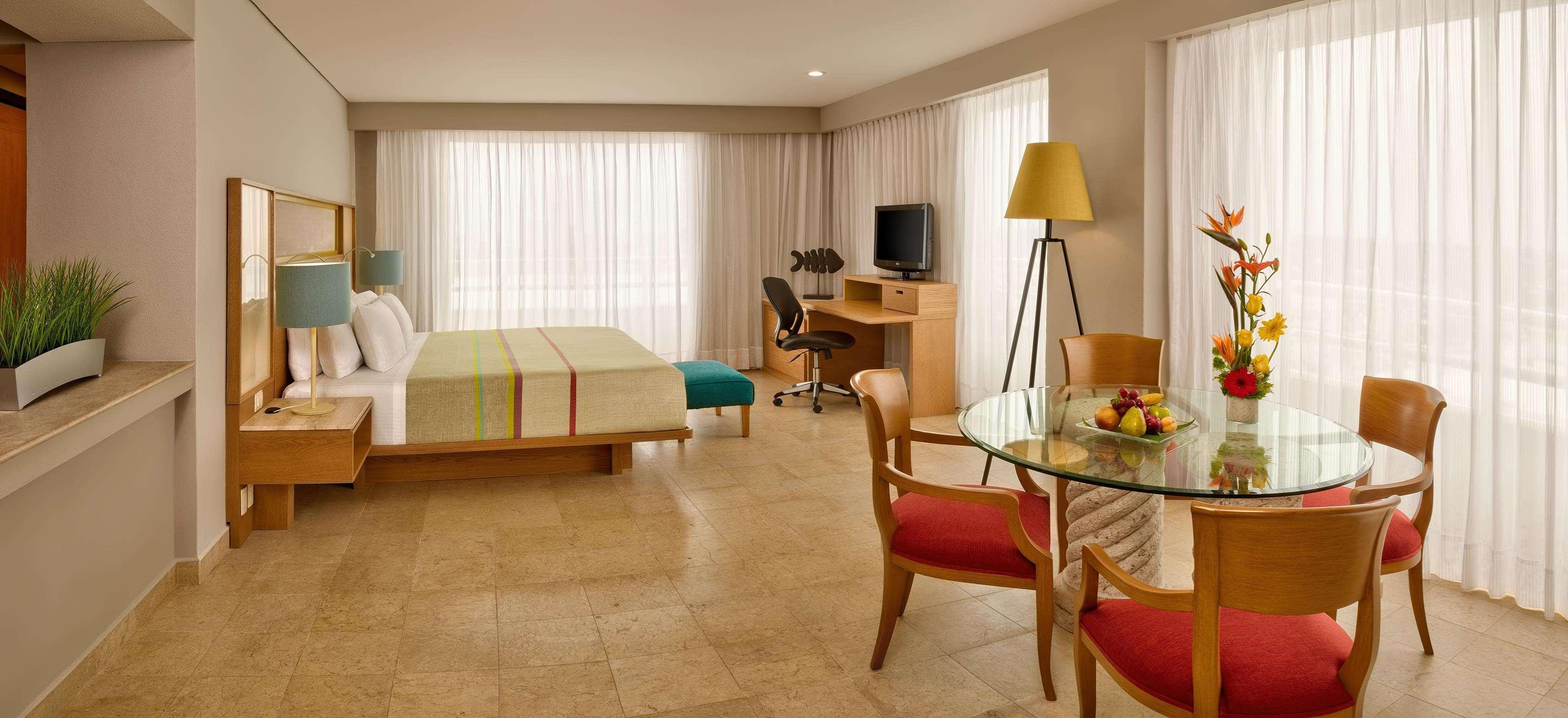 Hotel Galeria Plaza By Brisas 4*